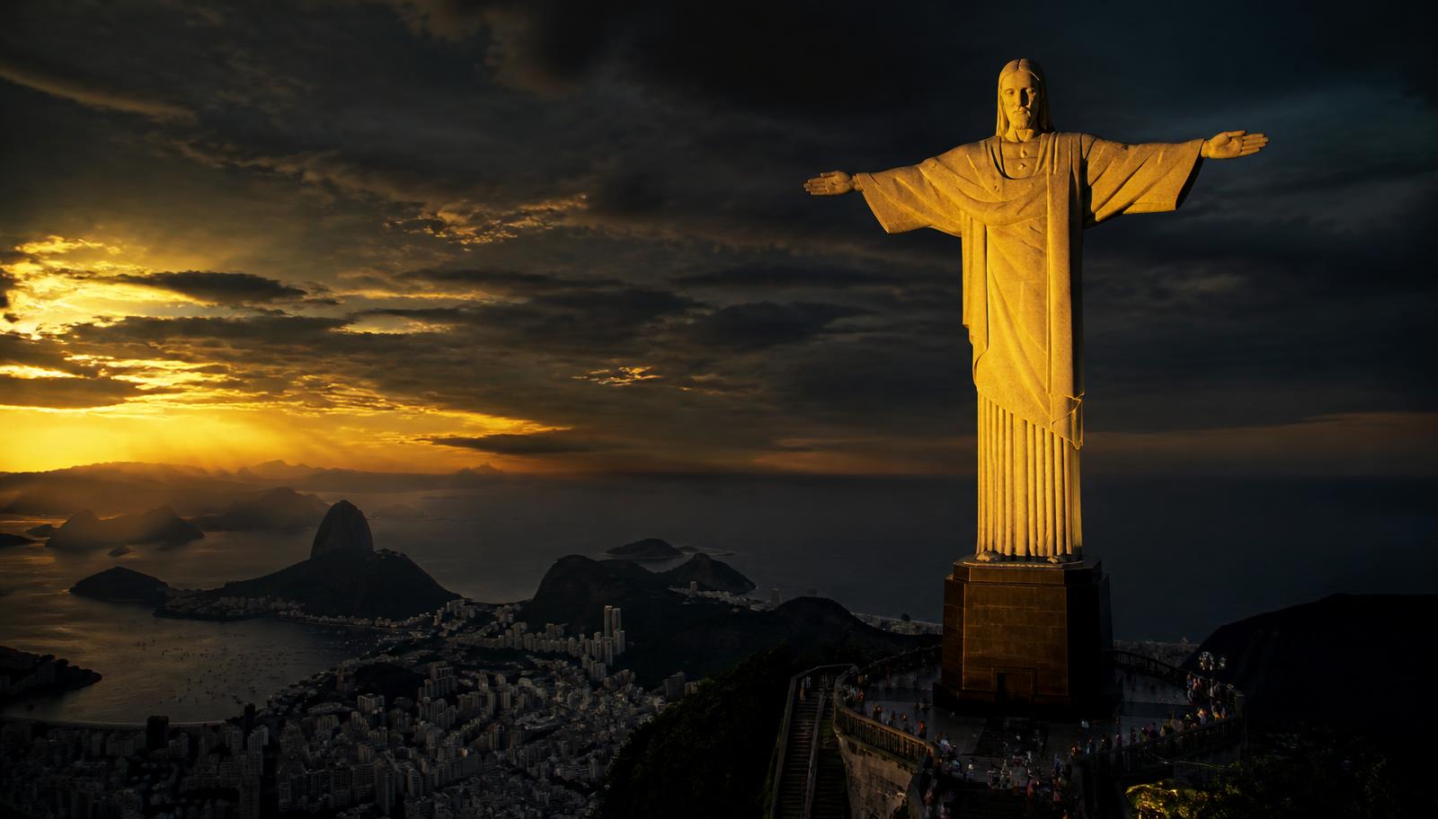 Cristo Redentor ao entardecer sobre o Rio de Janeiro